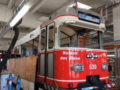Ischa Freimaak: Straßenbahn mit Balkon