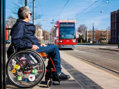 Profis geben Tipps für den sicheren Umgang mit Rollstuhl und Rollator in Bus und Bahn