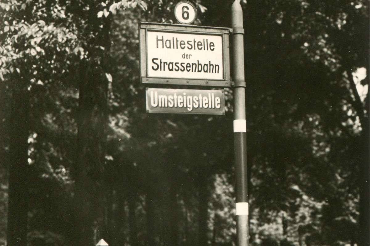 Vor dem zweiten Weltkrieg gab es kein einheitliches Verkehrszeichen für Haltestellen. So sahen zum Beispiel die Umsteigstellen in Bremen aus. Foto: BSAG/FdBS