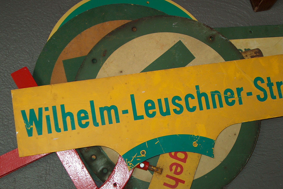Altes Schild von der Haltestelle Wilhelm-Leuschner-Straße: Heute sieht man solche Erinnerungsstücke nur noch im Straßenbahnmuseum. Foto: BSAG/FdBS