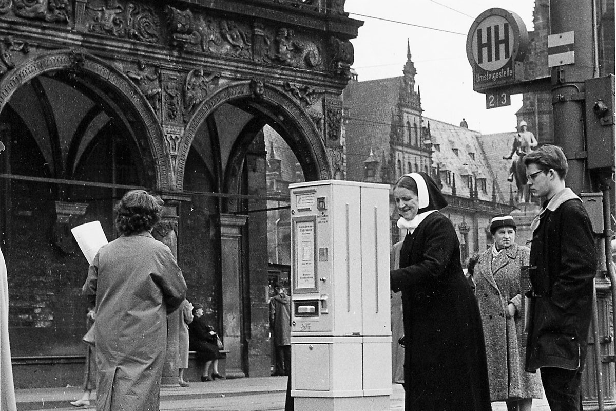 Vor dem Bremer Rathaus wies das Haltestellenschild früher eine Doppelhaltestelle aus. Foto: BSAG/FdBS