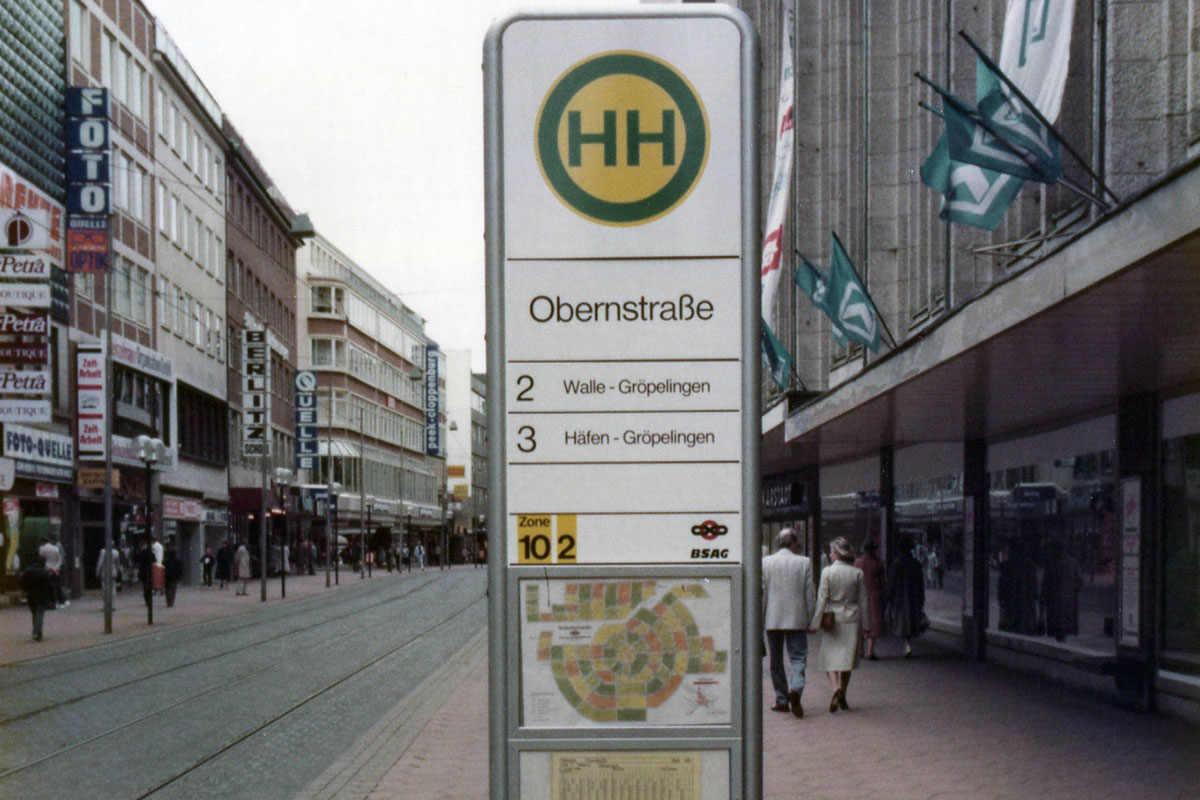 Haltestellenschilder im Wandel der Zeit: Das doppelte H steht für eine Doppelhaltestelle und zeigt an, dass diese von zwei oder mehr Fahrzeugen angefahren werden können .Foto: BSAG/FdBS