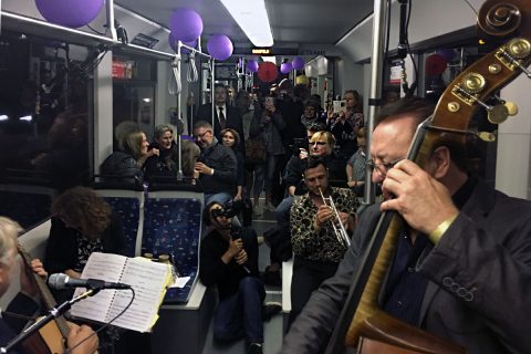 Bremen Zwei Straßenbahn-Konzert: Musikerinnen und Musiker in der Straßenbahn