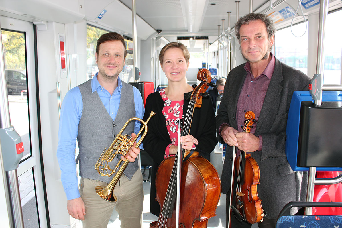 Bremer Philharmoniker bei der Vorbereitung zum Straßenbahn-Konzert.