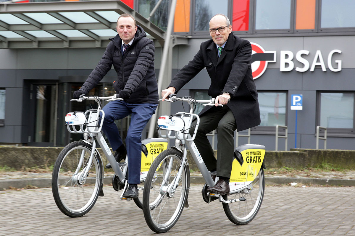 30 Minuten pro Fahrt für MIA-Kunden kostenlos: Weser-Kurier-Vorstand David Koopmann (links) und BSAG-Vorstandssprecher Hajo Müller fahren die WK-Bikes einmal Probe.
