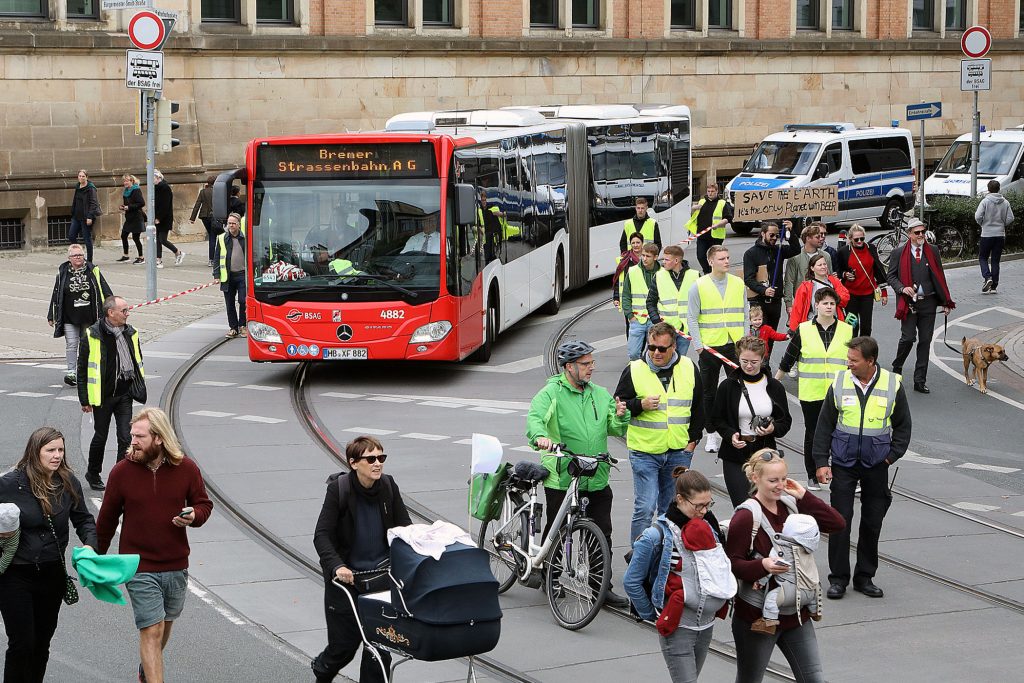 Mit einem Bus hat die BSAG die Fridays-for-Future-Demo begleitet. Wer nicht mehr laufen konnte, durfte mitfahren.