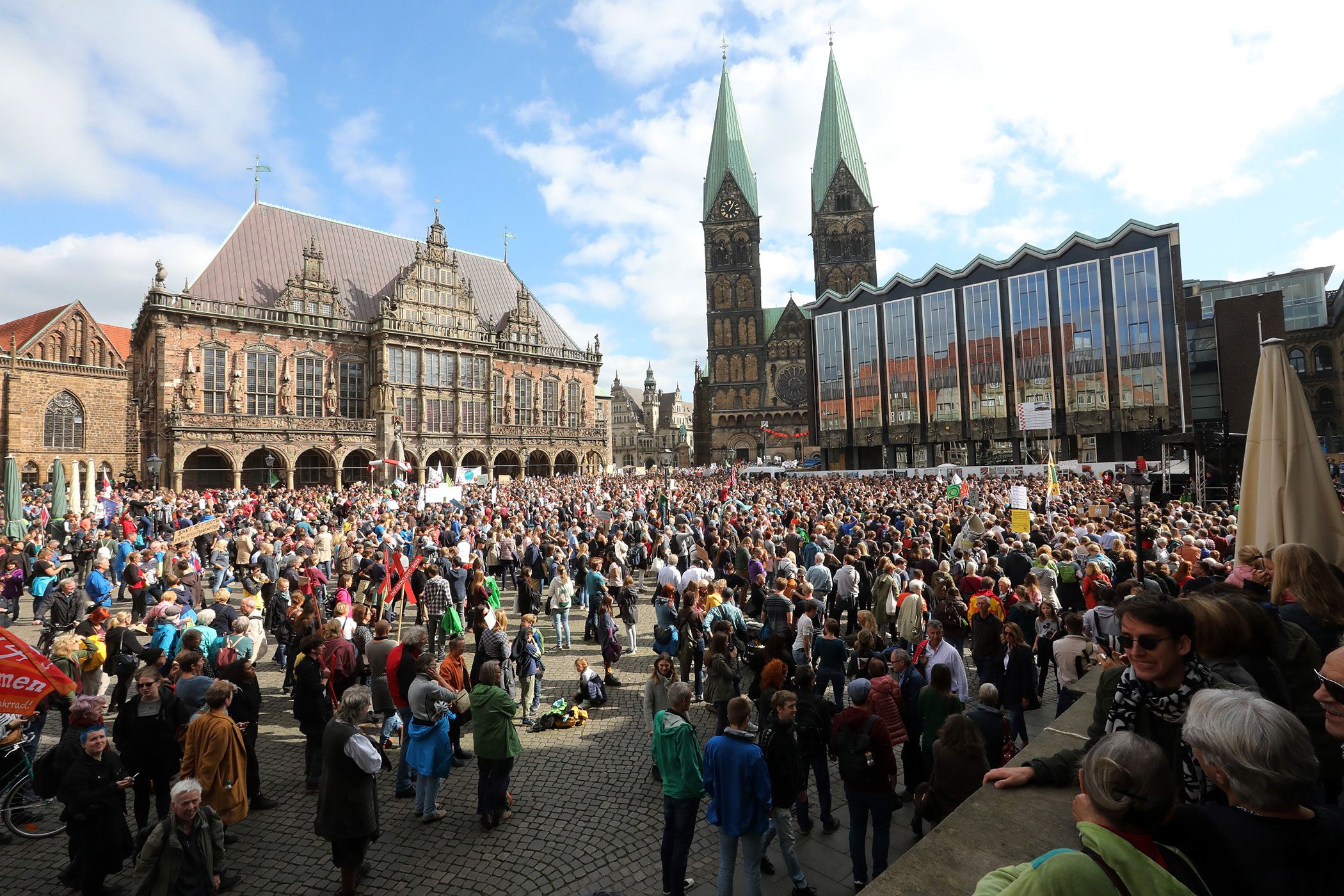 Bremer Marktplatz mit Tausenden Fridays-for-Futre-Demonstrierenden
