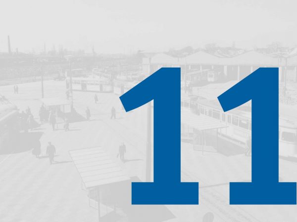 Vor einem blass-grauen historischen Foto vom Straßenbahndepot in Gröpelingen mit Fahrzeugen der BSAG steht in großer blauer Schrift die Zahl "11" des Adventskalenders der BSAG.