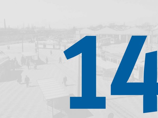 Vor einem blass-grauen historischen Foto vom Straßenbahndepot in Gröpelingen mit Fahrzeugen der BSAG steht in großer blauer Schrift die Zahl "14" des Adventskalenders der BSAG.
