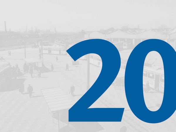 Vor einem blass-grauen historischen Foto vom Straßenbahndepot in Gröpelingen mit Fahrzeugen der BSAG steht in großer blauer Schrift die Zahl "20" des Adventskalenders der BSAG.