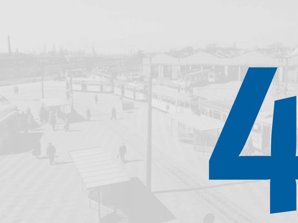 Vor einem blass-grauen historischen Foto vom Straßenbahndepot in Gröpelingen mit Fahrzeugen der BSAG steht in großer blauer Schrift die Zahl "4" des Adventskalenders der BSAG.