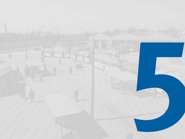 Vor einem blass-grauen historischen Foto vom Straßenbahndepot in Gröpelingen mit Fahrzeugen der BSAG steht in großer blauer Schrift die Zahl "5" des Adventskalenders der BSAG.