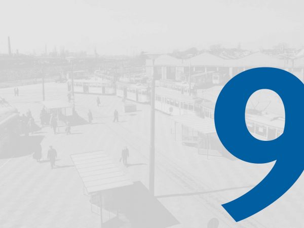 Vor einem blass-grauen historischen Foto vom Straßenbahndepot in Gröpelingen mit Fahrzeugen der BSAG steht in großer blauer Schrift die Zahl "9" des Adventskalenders der BSAG.