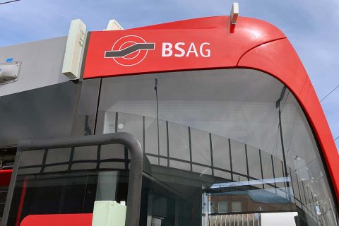 Bremens neue Straßenbahn »Nordlicht« wird für einen Test vorbereitet. Abstandshalter und Sandsäcke sollen die Bewegungen einer vollbesetzten Bahn simulieren.