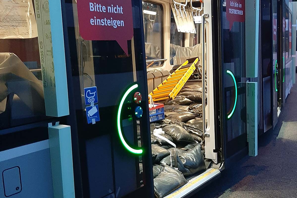 Bremens neue Straßenbahn »Nordlicht« wird für einen Test vorbereitet. Abstandshalter und Sandsäcke sollen die Bewegungen einer vollbesetzten Bahn simulieren.