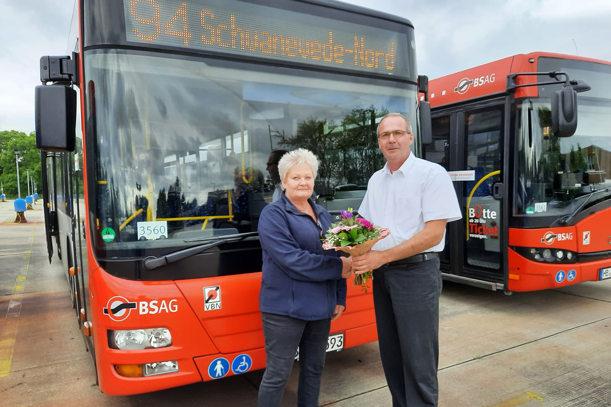 BSAG-Busfahrerin Elke Röttger-Schmidt bekommt von ihrem Vorgesetzten Marcus Hornickel als Dank für ihre Besonnenheit einen Blumenstrauß. In ihrem Bus war ein Baby zur Welt gekommen.
