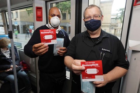 Mitarbeitende des Ordnungsamts Bremen kontrollieren die Einhaltung der Maskenpflicht in Bussen und Bahnen der BSAG.