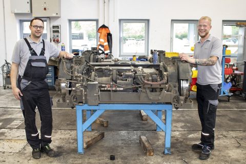 Markus Murken und Andreas Spyra arbeiten bei der BSAG in der Drehgestellwerkstatt.