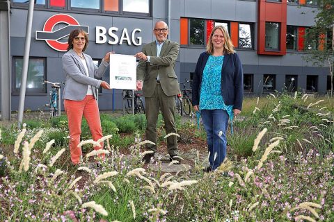 Bürgermeisterin und Klimaschutzsenatorin Dr. Maike Schaefer (rechts) und Christine Cramm (Vorsitzende des BUND Landesverbands Bremen) gratulieren BSAG-Vorstand Hajo Müller zur Auszeichnung 