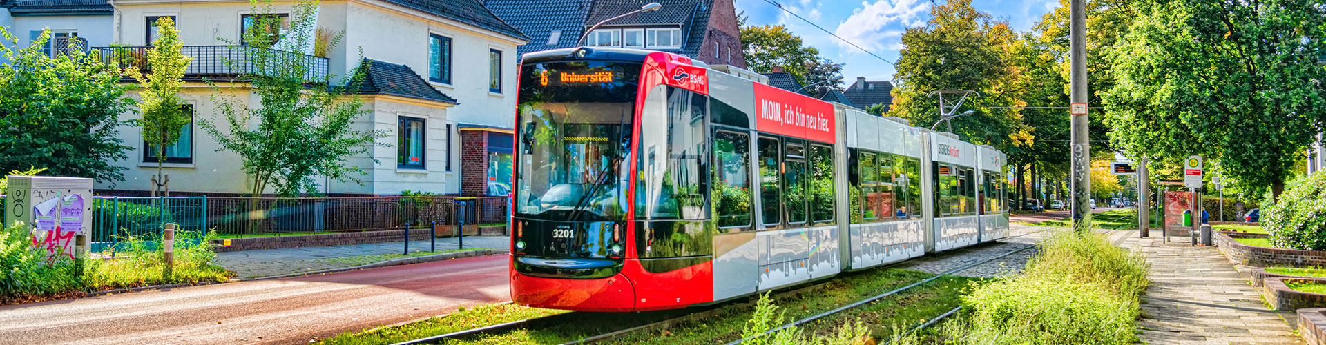 Bremens neue Straßenbahn Nordlicht auf dem Weg durch die Stadt.