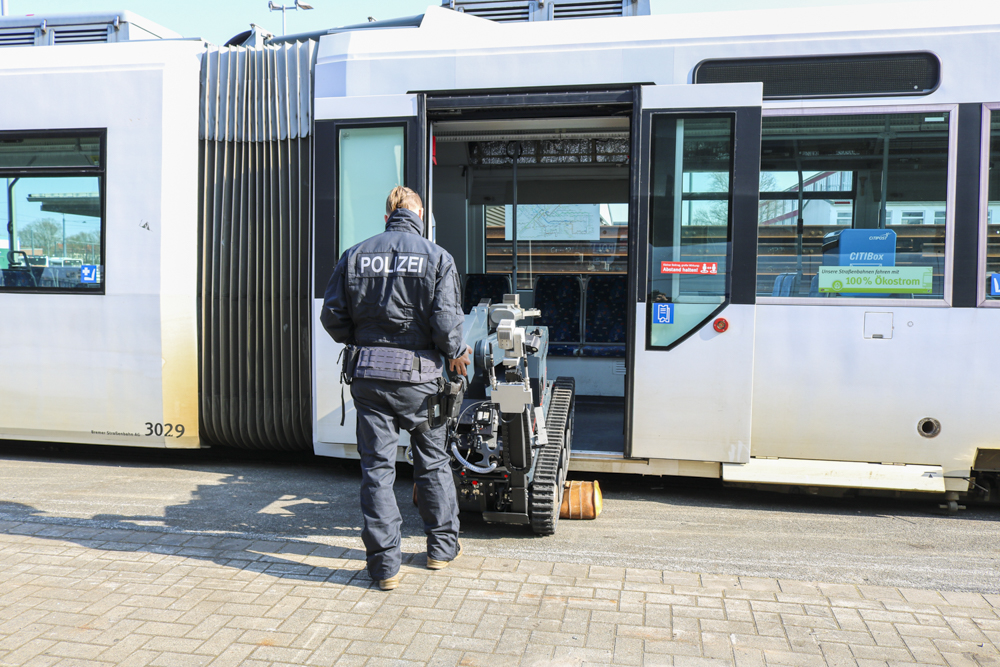 Training für den Ernstfall in der Straßenbahn Roboter Sprengstoff sichern
